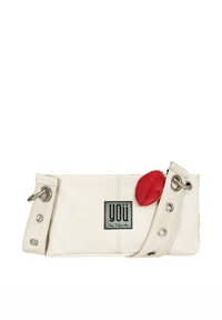 Biały skórzany clutch z czerwonym akcentem w kształcie ust, z czarną łatą z logo, srebrnymi elementami i odpinanym paskiem.