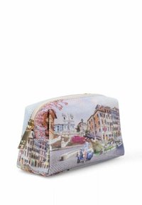 Beauty case realizzata in tessuto texturizzato, con illustrazioni vivaci di un paesaggio cittadino, una cerniera dorata e forma rettangolare.