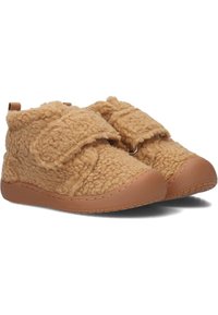 Tanen, fuzzy schoenen met een zachte, gestructureerde stof, een klittenbandsluiting en een stevige rubberen zool. Rond neusje en laag profielontwerp.