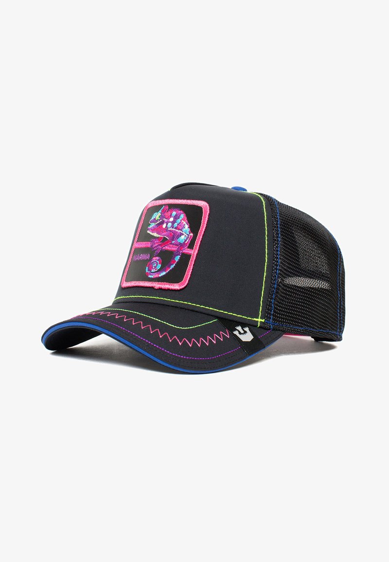 Cappellino da camionista nero con cuciture multicolori, presenta una grafica di un camaleonte con contorno rosa su una toppa quadrata. Pannelli posteriori in rete.