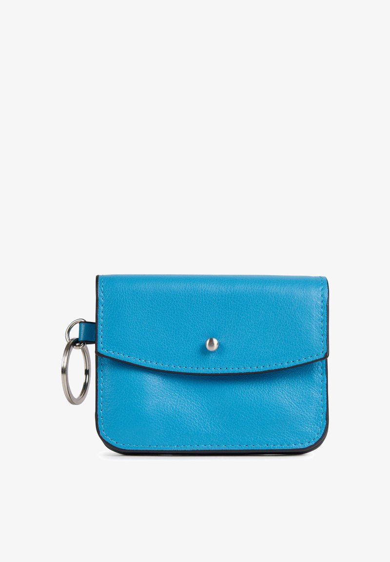 Petit portefeuille rectangulaire bleu en cuir avec rabat et fermeture à bouton-pression et un porte-clés argenté fixé sur le côté gauche.