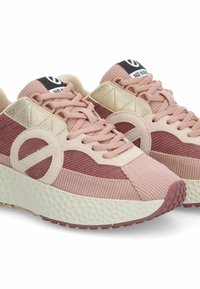 Sneaker in Rosa- und Kastanienbraun-Tönen mit strukturiertem Stoff, einem goldenen Akzent und weißen, gepolsterten Sohlen. Mit einem runden Logo auf der Zunge.