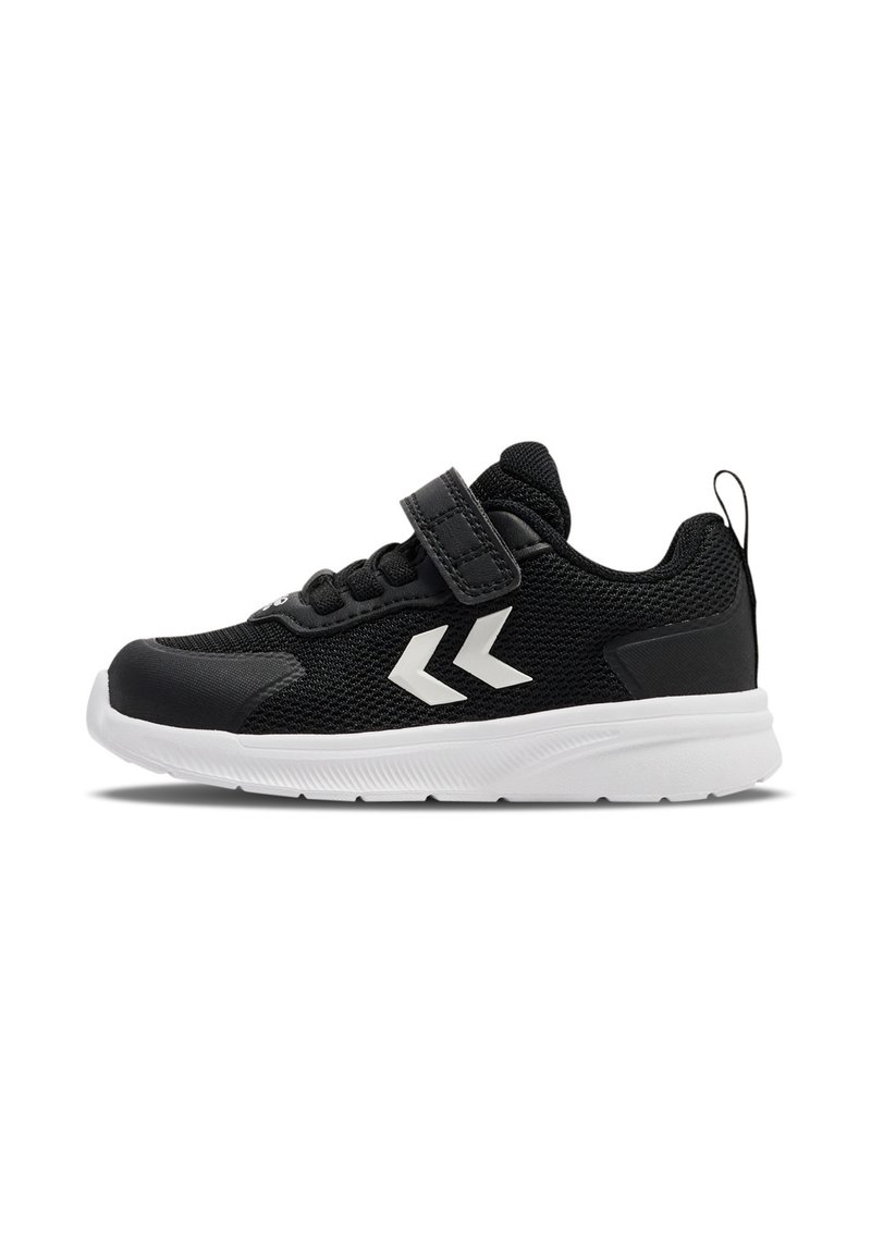 Zwarte sportieve schoen met bovenwerk van mesh, witte accenten, verstelbare klittenbandsluiting en rubberen zool met gestructureerde loopvlak voor grip.