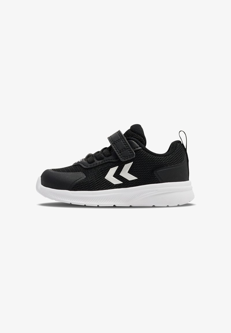 Zapatilla deportiva negra con parte superior de malla, detalles blancos, correa ajustable de velcro y suela de goma con una textura con relieve para mayor agarre.