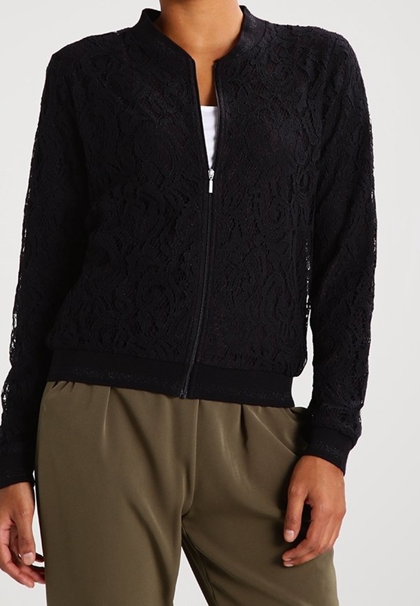 Bomber jacket in pizzo nero con zip frontale, polsini e orlo a costine. Motivo floreale intricato; tessuto leggero e strutturato.