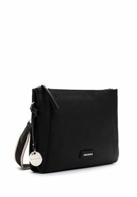 Schwarze Leder-Crossbody-Tasche mit strukturiertem Finish, ausgestattet mit einem Reißverschluss, verstellbarem Tragegurt und einem silbernen Logo-Medaillon.