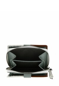 Portefeuille en cuir avec un intérieur texturé gris clair, plusieurs emplacements pour cartes et une fermeture éclair ; doté d'accents marron lisses et d'une doublure rayée.