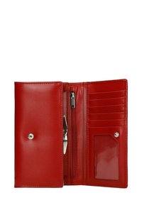 Portafoglio in pelle rossa con chiusura a scatto, tasca interna con zip, più scomparti per carte e una finestra trasparente per l'ID. Texture liscia e design elegante.