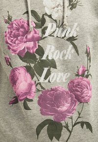 Felpa grigia con grafiche floreali rosa e bianche e testo "Punk Rock Love" in un font audace. Tessuto in cotone morbido, cappuccio con cordini.