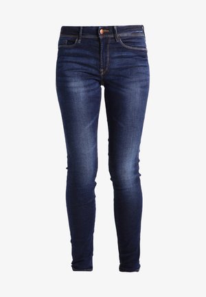 Temno modri kavbojke skinny z petimi žepe, z zadrgo in gumbom za zapiranje. Drobna tekstura s svetlimi detajli zbledenja na stegnih.