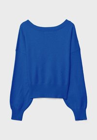 Pull en tricot bleu avec un large col et des manches longues effilées. Comprend un ourlet et des poignets côtelés avec une coupe décontractée. Texture douce.