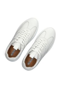 Witte leren sneakers met een gladde afwerking, gebogen vorm, veters en een lus bij de tong; bruine binnenzool met een zichtbaar logo binnenin.