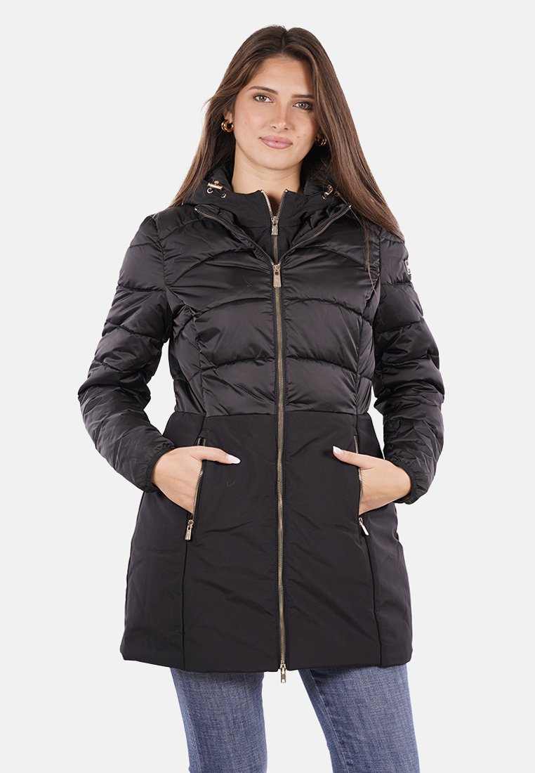 Giacca a vento nera con zip frontale, design trapuntato, tasche laterali e cappuccio staccabile. Presenta accenti in hardware color oro.