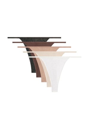 Cinq strings en tissu côtelé dans des nuances allant du noir au blanc, disposés en chevauchement et alignés horizontalement.
