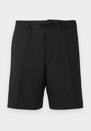 Čierne šortky strednej dĺžky s nastaviteľným pásom na stiahnutie a pútkami na opasok, s čistým, rovným strihom.