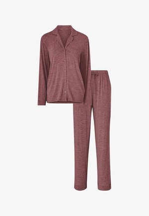 Conjunto de pijama color vino con parte superior de botones de manga larga que incluye un bolsillo y pantalones a juego con cintura elástica; tela suave y texturizada.