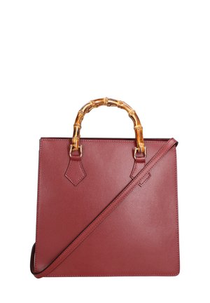 Borsa in pelle bordeaux con manico in bambù, forma strutturata, tracolla regolabile e texture sottile. Include dettagli hardware decorativi.