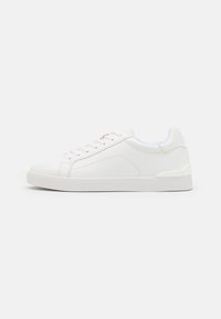 Zapatillas sintéticas blancas con una textura suave, puntera redonda, cordones en la parte delantera, detalles de costura sutil y suelas de goma. Acabadas con un azul claro alrededor del collar.