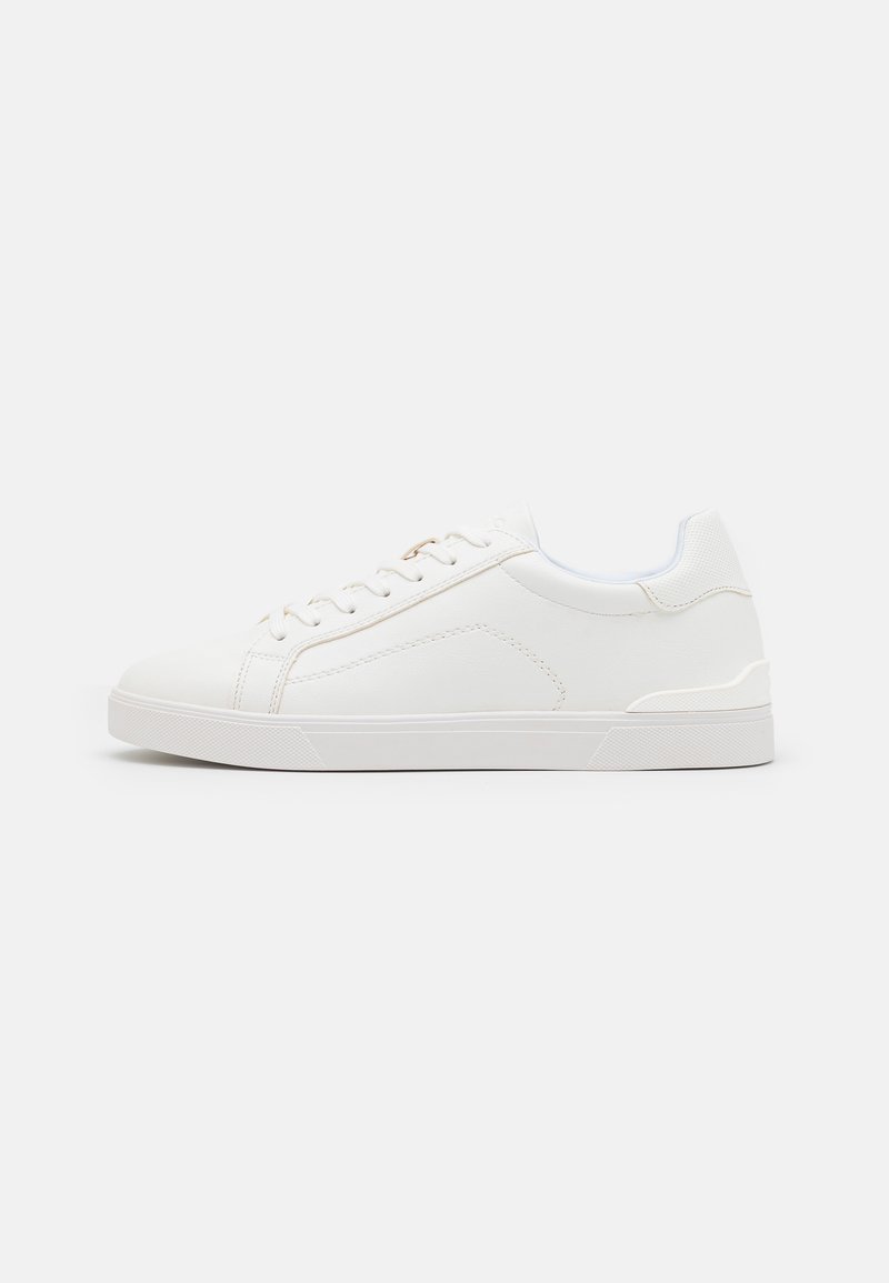 Witte synthetische sneakers met een gladde textuur, ronde neus, vetersluiting aan de voorkant, subtiele stikdetails en rubberen zolen. Geaccentueerd met lichtblauw rond de kraag.