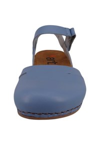 Helle blaue Leder Sandale mit einer breiten, abgerundeten Zehenpartie und einem verstellbaren Knöchelriemen. Natürlicher Lederinnensohle mit genähten braunen Details.