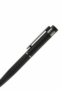 Stylo noir avec un design texturé en forme de grille. Il présente un clip et des accents argentés et a une forme effilée.