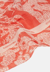 Wzorzysty szalik w kolorach koralowym i jasnoróżowym, z abstrakcyjnymi wzorami. Widoczne logo Comma na krawędzi. Miękka, lekka tkanina.