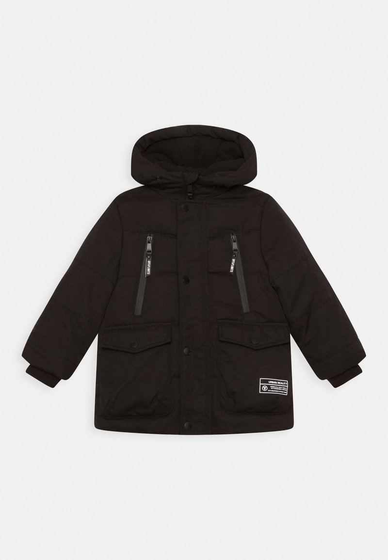 Sort polstret jakke med hætte, der har to lynlåslommer på brystet og to lommer foran med trykknapper. Ribstrikkede manchetter og detalje med logo-patch.