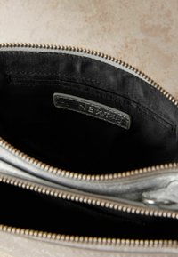 Next SMALL REGULAR FIT - Schoudertas - silver