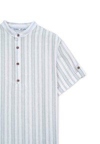 Camicia a maniche corte bianca con strisce verticali grigio chiaro. Presenta un colletto a cannello e bottoni marroni lungo la patta.