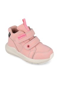 Zapatilla alta rosa con dos cintas de velcro, un asa de tira en la parte superior y una suela acolchada; presenta detalles de costura y acentos texturizados.