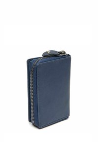 Portafoglio in pelle blu navy con chiusura a zip, caratterizzato da una superficie testurizzata e una finitura liscia, forma rettangolare compatta e hardware della cerniera in metallo.