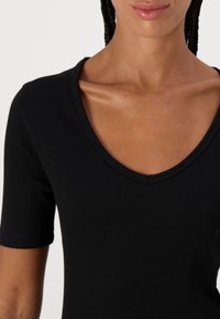 Calvin Klein Jeans V NECK TEE - Camiseta básica - black
