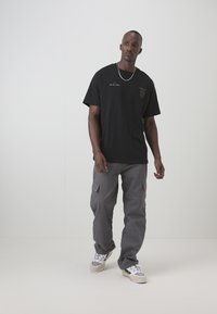 Legacies BENFICA LISSABON GLORIOSO - Marškinėliai su spaudiniu - black