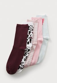 Fünf Paar Socken: dunkelburgund, weiß mit schwarzem Leopardenmuster, rosa und weiße Streifen, einfarbig hellrosa und einfarbig hellblau.