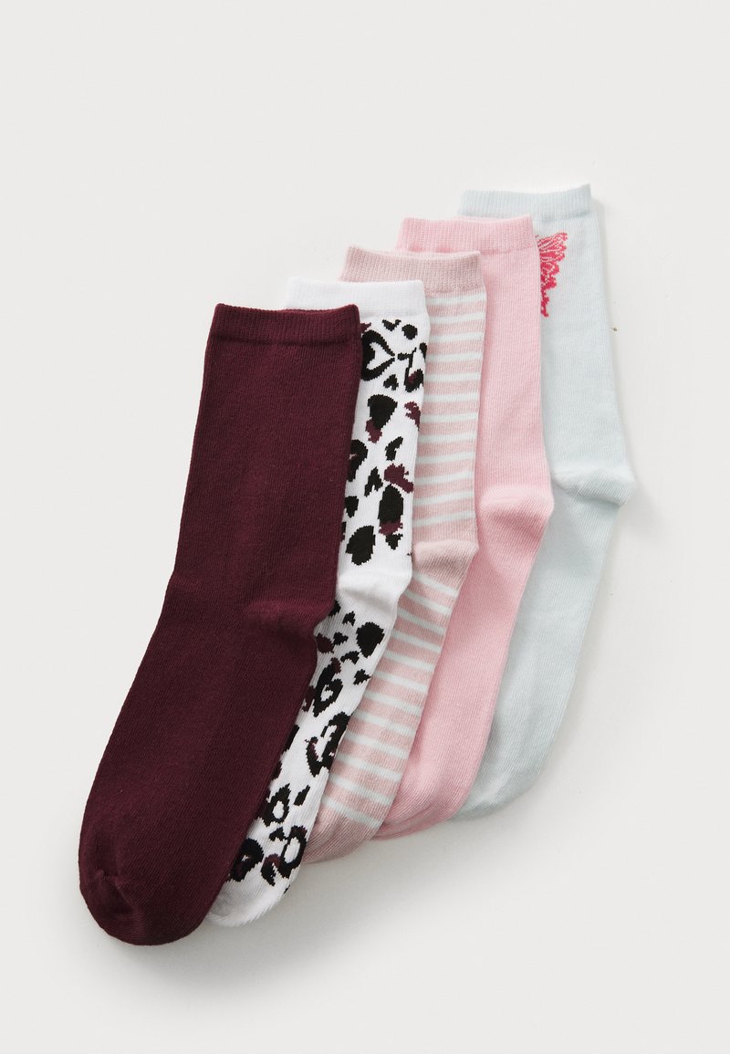 Fem par sokker: mørk burgunder, hvid med sort leopardprint, pink og hvide striber, ensfarvet lyserød og ensfarvet lyseblå.