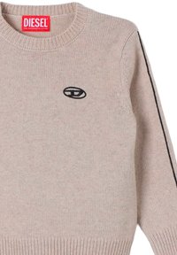 Maglione beige a maglia con scollo rotondo, polsini e orlo a costine. Presenta un piccolo logo nero e strisce nere a contrasto sulle spalle.