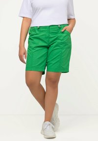 Ulla Popken BERMUDA STYLE POCHES CEINTURE CONFORTABLE - Shortsit - green