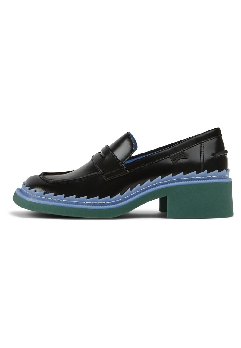 Mocassins en cuir verni noir avec une bordure en zigzag bleue et un talon bloc vert ; présentent une couture surélevée et un design à bout rond.
