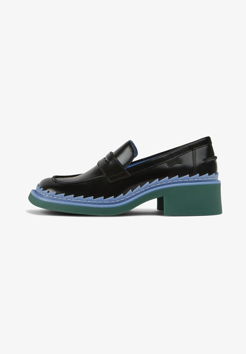 Mocassins en cuir verni noir avec une bordure en zigzag bleue et un talon bloc vert ; présentent une couture surélevée et un design à bout rond.