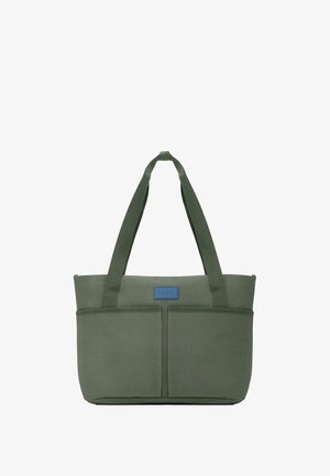 Zielona torba płócienna z dwoma kieszeniami z przodu i niebieską metką. Posiada mocne rączki i prostokątny kształt. Gładka tekstura.