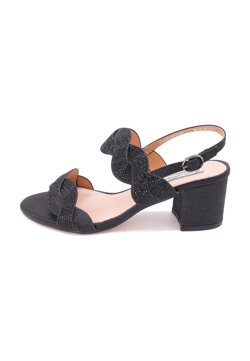 Sandal con tacco alto nero, realizzata in tessuto testurizzato, con design a fascia ondulata e fibbia alla caviglia. Presenta un tacco a blocco basso e una soletta liscia di colore marrone chiaro.