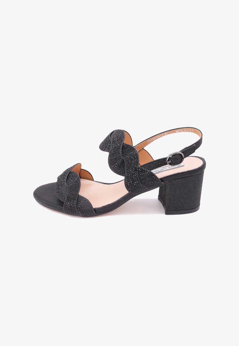 Sandal con tacco alto nero, realizzata in tessuto testurizzato, con design a fascia ondulata e fibbia alla caviglia. Presenta un tacco a blocco basso e una soletta liscia di colore marrone chiaro.