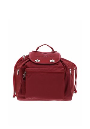 Sac à main en tissu rouge avec une poignée supérieure, une poche zippée à l'avant, un rabat avec des fermoirs métalliques, et des poches latérales zippées avec des détails à cordon.