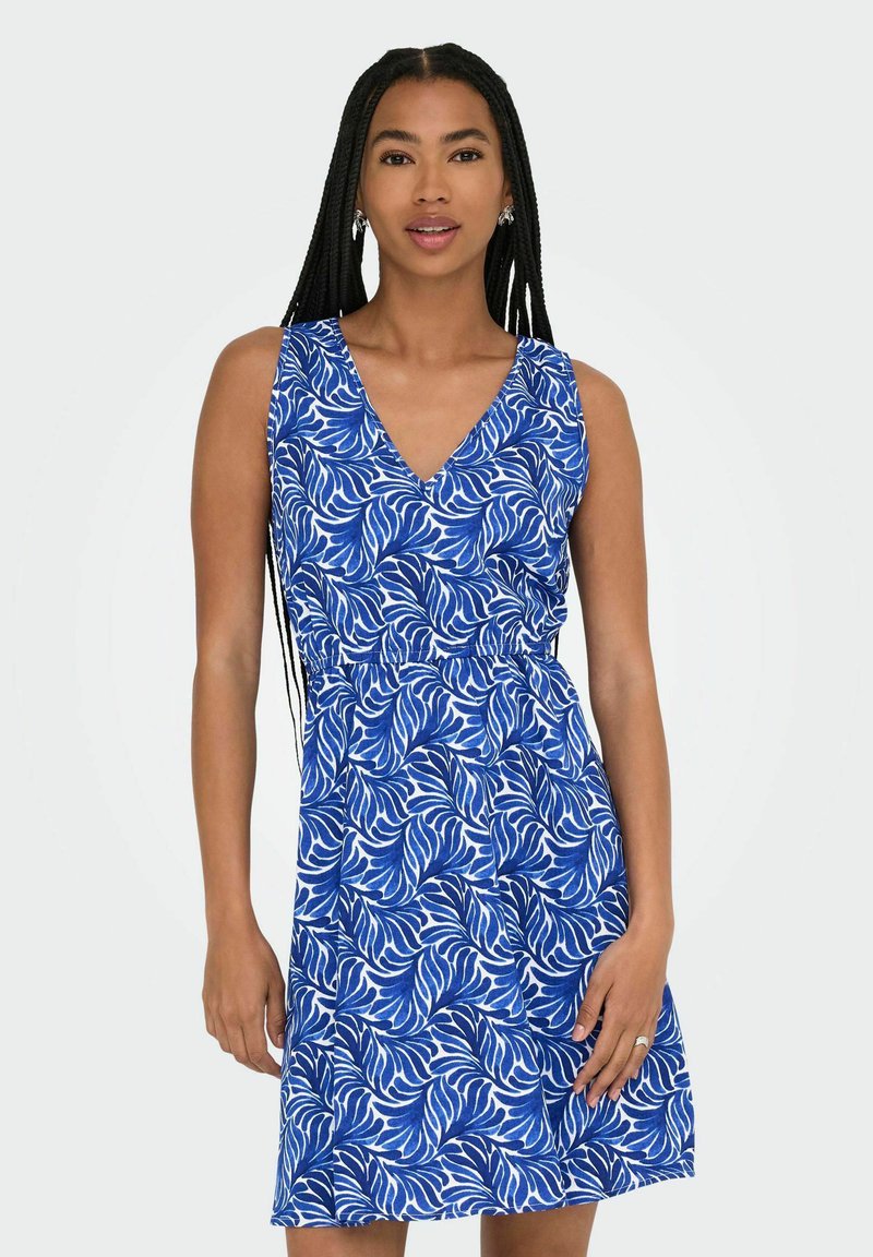 Vestido sin mangas azul con escote en V y un patrón de hojas. Cintura ajustada y falda acampanada, hecho de una tela ligera con una textura suave.