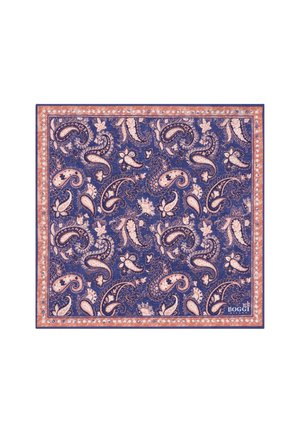 Mouchoir carré à motif cachemire bleu et pêche avec des détails floraux et une étiquette de marque dans un coin.