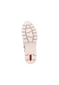 Semelle de chaussure en caoutchouc blanc avec un motif de traction texturé. Présente un insert rouge et des sections surélevées pour une meilleure adhérence.