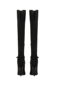 Botas negras hasta la rodilla hechas de un material suave con un diseño en forma de V en la parte superior, que cuentan con un cierre lateral y tacones de aguja.