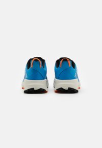 Scarpe da ginnastica blu con accenti neri, dotate di linguette arancioni, una parte superiore texturizzata e suole bianche con motivi di trazione neri.