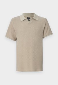 Polo beige à manches courtes, avec un design en tricot texturé, un décolleté en V et des accents de col et de manches contrastants en clair.