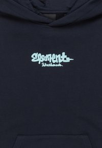 Felpa blu navy in cotone, con un logo azzurro "Element" caratterizzato da lettering stilizzato e una tasca a marsupio frontale.